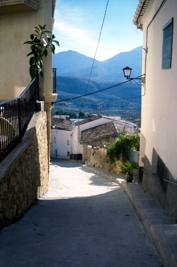 Vistas-calle-en-cuesta-Benimassot